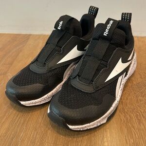 Black Reebok sneakerss